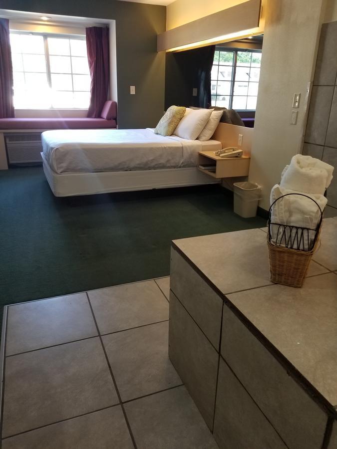 Mariner's Village Resort Carlyle Esterno foto